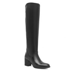 Kozaki Lasocki. Czarne kozaki damskie Lasocki, bez wzorów, bez obcasa, na słupku, bez zapięcia. Za 299.99 zł.