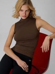 4F Top slim gładki damski - brązowy S. Brązowe topy damskie 4F, m, bez wzorów, z dzianiny, klasyczne, bez kołnierzyka, bez ramiączek. Za 69.99 zł.