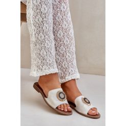 Lewski Shoes Skórzane Klapki Z Ozdobą Na Płaskim Obcasie Lewski 3047/O Złoty Przecierany. Żółte klapki damskie na lato, z aplikacjami, ze skóry, casualowe, bez obcasa, na płaskiej podeszwie, bez zapięcia. Za 432.39 zł.