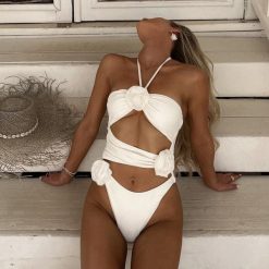 Strój kąpielowy z kwiatami 3D regulowane ramiączka lato Richarda. Białe stroje kąpielowe damskie Intica, m, bez wzorów. Za 159.00 zł.