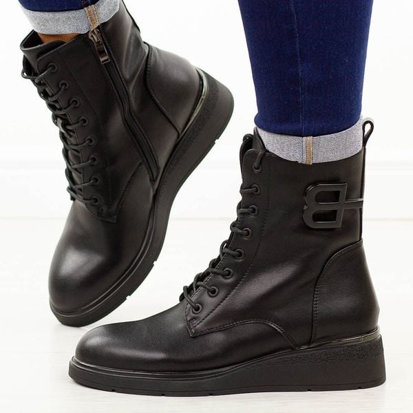 Czarne skórzane botki damskie T.Sokolski Z25-196. Czarne botki damskie Sokolski, na jesień, bez wzorów, z jeansu, eleganckie, z okrągłym noskiem, bez obcasa, na płaskiej podeszwie, bez zapięcia. Za 359.00 zł.