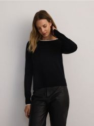 Sweter z kontrastowym wykończeniem - czarny. Czarne swetry nierozpinane damskie Reserved, l, bez wzorów, z dzianiny, bez kołnierzyka, bez ramiączek. W wyprzedaży za 49.99 zł.