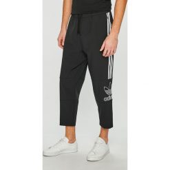 Adidas Originals - Spodnie. Czarne spodnie materiałowe męskie adidas Originals, bez wzorów, z dzianiny. W wyprzedaży za 219.90 zł.