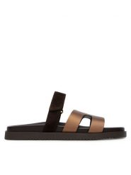 Steve Madden Klapki Missile-E 11003504 Brązowy. Brązowe klapki damskie Steve Madden, bez wzorów, z materiału, bez obcasa, bez zapięcia. Za 429.99 zł.