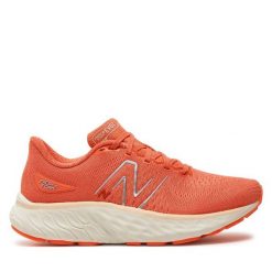 Buty do biegania New Balance. Brązowe obuwie sportowe damskie New Balance, bez wzorów, bez zapięcia, do biegania. Za 389.99 zł.