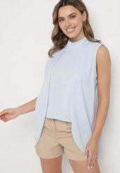 Jasnoniebieska Asymetryczna Bluzka z Dłuższymi Bokami Fadeleira. Niebieskie bluzki damskie Born2be, bez wzorów, z jeansu, eleganckie, z asymetrycznym kołnierzem, bez ramiączek. Za 54.99 zł.
