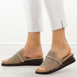 Beżowe skórzane klapki damskie na koturnie M.Daszyński 2267-14. Brązowe klapki damskie M.Daszyński, na lato, bez wzorów, ze skóry, casualowe, bez obcasa, na koturnie, bez zapięcia. Za 199.00 zł.