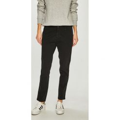 Tommy Jeans - Spodnie. Niebieskie spodnie materiałowe damskie Tommy Jeans, bez wzorów, z bawełny, casualowe. W wyprzedaży za 249.90 zł.