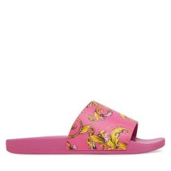 Klapki Versace Jeans Couture. Czerwone klapki damskie Versace Jeans Couture, bez wzorów, z jeansu, bez obcasa, bez zapięcia. Za 319.99 zł.