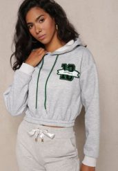 Jasnoszara Krótka Bluza z Kapturem Ściągaczami i Ozdobnym Nadrukiem Relis. Szare bluzy damskie Renee, l, z aplikacjami, casualowe, bez ramiączek, z kapturem. Za 34.99 zł.