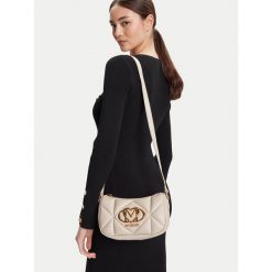 Torebka LOVE MOSCHINO. Białe listonoszki damskie Love Moschino, bez wzorów, bez dodatków. Za 450.99 zł.