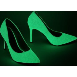 Fluorescencyjne Szpilki Floss Flower. Białe szpilki damskie Born2be, bez wzorów, bez obcasa, na szpilce, bez zapięcia. Za 119.99 zł.