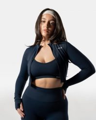Damska krótka bluza rozpinana LuxForm na fitness i pilates – granatowy. Niebieskie bluzy damskie AESTHETIC WOLF, uniwersalny, bez wzorów, z materiału, biznesowe, bez ramiączek, bez kaptura. Za 239.99 zł.