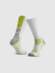 4F Skarpetki kolarskie długie męskie - białe 39-42. Białe skarpety męskie 4F, bez wzorów. Za 49.99 zł.