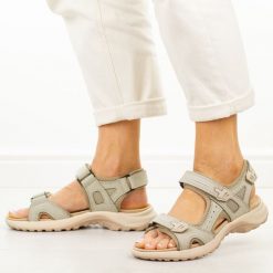 Beżowe skórzane sandały damskie Unisoft 18-56. Brązowe sandały damskie Unisoft, bez wzorów, z materiału, bez obcasa, na płaskiej podeszwie, bez zapięcia. Za 219.00 zł.