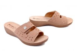 Inblu DL-05 026 piaskowy, klapki damskie. Brązowe klapki damskie Inblu, bez wzorów, bez obcasa, na koturnie, bez zapięcia. Za 76.90 zł.