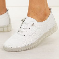 Białe skórzane półbuty damskie Filippo Dp7810/26. Białe półbuty damskie Filippo, na lato, bez wzorów, z jeansu, casualowe, z okrągłym noskiem, bez obcasa, na płaskiej podeszwie, bez zapięcia. W wyprzedaży za 192.72 zł.