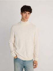 Bawełniany sweter z golfem - kremowy. Białe swetry męskie Reserved, l, bez wzorów, z bawełny, bez kołnierzyka, bez ramiączek. W wyprzedaży za 39.99 zł.