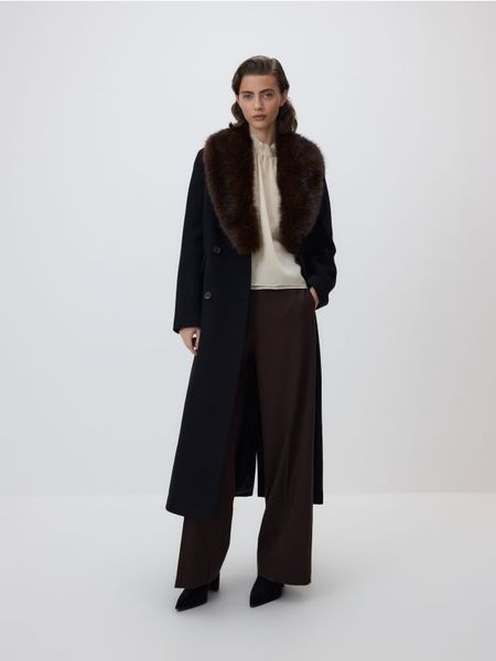 Płaszcz z dodatkiem wełny - czarny. Czarne płaszcze damskie Reserved, l, bez wzorów, z tkaniny, bez kołnierzyka, bez kaptura. Za 399.99 zł.