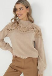 Beżowy Sweter Dzianinowy z Koronką Amaleth. Brązowe swetry nierozpinane damskie Born2be, z aplikacjami, z dzianiny, bez kołnierzyka, bez ramiączek. Za 159.99 zł.