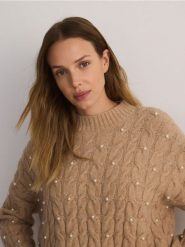 Sweter z warkoczowym splotem - beżowy. Brązowe swetry nierozpinane damskie Reserved, l, bez wzorów, z dzianiny, bez kołnierzyka, bez ramiączek. W wyprzedaży za 49.99 zł.