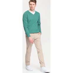 SWETER DŁUGI RĘKAW MĘSKI. Niebieskie swetry męskie TOP SECRET, l, bez wzorów, z bawełny, biznesowe, bez kołnierzyka, bez ramiączek. W wyprzedaży za 49.99 zł.