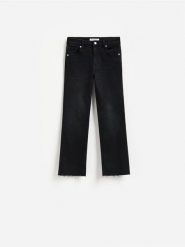 Jeansy flare cropped - czarny. Czarne jeansy damskie Reserved, bez wzorów, z bawełny. Za 109.99 zł.