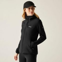 Kurtka softshell damska REGATTA Ossek. Czarne kurtki sportowe damskie Regatta, bez wzorów, z elastanu, bez ramiączek, z kapturem, trekkingowe. Za 240.00 zł.