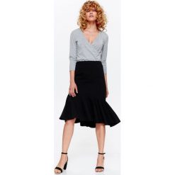 SPÓDNICA DZIANINOWA Z FALBANĄ, MODNY FASON. Czarne spódnice damskie TOP SECRET, na lato, bez wzorów, z dzianiny, eleganckie, asymetryczne. W wyprzedaży za 39.99 zł.
