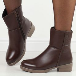 Brązowe wysokie botki damskie Filo Donna Z24-39. Brązowe botki damskie Filo Donna, na jesień, bez wzorów, ze skóry, eleganckie, z okrągłym noskiem, bez obcasa, na płaskiej podeszwie, bez zapięcia. Za 199.00 zł.