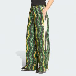 Spodnie dresowe adidas x FARM Tiro. Czerwone spodnie dresowe damskie Adidas, bez wzorów, z dresówki, sportowe, na fitness i siłownię. Za 279.00 zł.