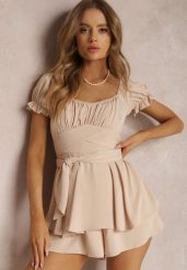 Jasnobeżowy Kombinezon Astinca. Brązowe sukienki damskie Renee, na imprezę, m, bez wzorów, z tkaniny, eleganckie, bez kołnierzyka, bez ramiączek, mini. Za 99.99 zł.
