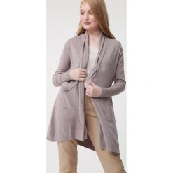 Khaki Kardigan Taliesin. Brązowe kardigany damskie Born2be, m, bez wzorów, z asymetrycznym kołnierzem. Za 79.99 zł.