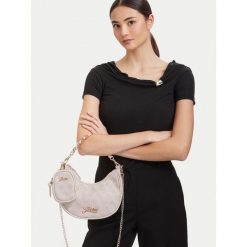 Torebka Guess. Brązowe listonoszki damskie Guess, z aplikacjami, bez dodatków. Za 294.99 zł.