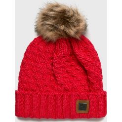 Roxy - Czapka. Czerwone czapki damskie Roxy, na zimę, bez wzorów, z dzianiny. W wyprzedaży za 99.90 zł.