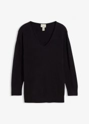 Długi sweter oversize z rozcięciami po bokach. Czerwone swetry nierozpinane damskie bonprix, bez wzorów, prążkowane, bez kołnierzyka, bez ramiączek. Za 94.99 zł.