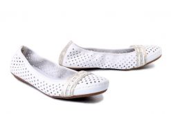 RIEKER 41430-81 white, baleriny damskie. Białe balerinki damskie Rieker, na lato, w ażurowe wzory, bez obcasa, bez zapięcia. Za 279.90 zł.