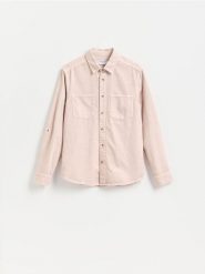 Jeansowa koszula regular fit - różowy. Czerwone koszule męskie Reserved, l, bez wzorów, z denimu, bez kołnierzyka, bez ramiączek. Za 119.99 zł.