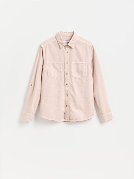 Jeansowa koszula regular fit - różowy. Czerwone koszule męskie Reserved, l, bez wzorów, z denimu, bez kołnierzyka, bez ramiączek. W wyprzedaży za 69.99 zł.