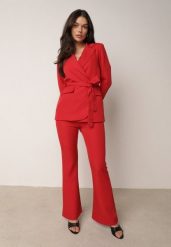Czerwony Komplet Garniturowy Marynarka z Wiązanym Paskiem i Spodnie Falloria. Czerwone marynarki i żakiety damskie Born2be, bez wzorów, bez kołnierzyka, bez ramiączek. Za 219.99 zł.