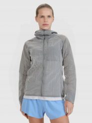 KURTKA DAMSKA 4F DO BIEGANIA ULTRALIGHT Z KAPTUREM SZARA. Szare kurtki sportowe damskie 4F, l, bez wzorów, bez ramiączek, z kapturem, do biegania. Za 299.99 zł.