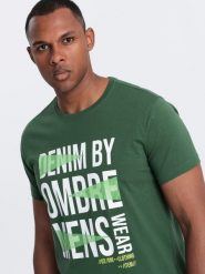 Bawełniany męski t-shirt z dużym napisem – zielony V1 OM-TSPT-0193 - L. Zielone t-shirty męskie Ombre Clothing, l, bez wzorów, z bawełny, bez kołnierzyka, bez ramiączek. W wyprzedaży za 29.99 zł.
