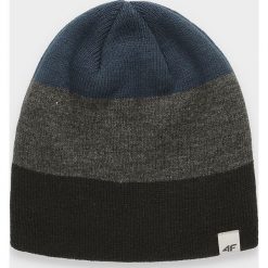 Czapka męska CAM157 - szary. Szare czapki męskie 4F, na zimę, bez wzorów, z dzianiny. Za 39.99 zł.