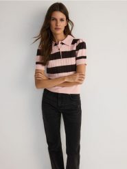 Sweter polo z wiskozą - pastelowy róż. Czerwone swetry nierozpinane damskie Reserved, l, bez wzorów, z dzianiny, bez kołnierzyka, bez ramiączek. W wyprzedaży za 79.99 zł.