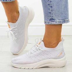 Białe sportowe buty damskie Vinceza 17365. Białe obuwie sportowe damskie VINCEZA, na lato, bez wzorów, z tkaniny, bez zapięcia, na fitness i siłownię. Za 99.00 zł.