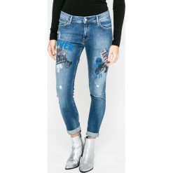 Pepe Jeans - Jeansy. Niebieskie jeansy damskie Pepe Jeans, z aplikacjami, z bawełny. W wyprzedaży za 199.90 zł.