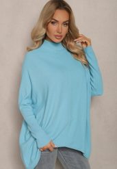 Jasnoniebieski Sweter Nietoperz z Dłuższym Tyłem i Półgolfem Vitirae. Niebieskie swetry nierozpinane damskie Renee, xl, bez wzorów, z jeansu, eleganckie, bez kołnierzyka, bez ramiączek. Za 84.99 zł.