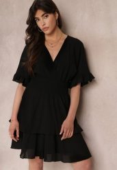 Czarna Zwiewna Sukienka Mini z Falbankami i Szeroką Gumką w Talii Olleanne. Czarne sukienki damskie Renee, l, bez wzorów, bez kołnierzyka, bez ramiączek, mini. Za 119.99 zł.