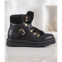 Stylowe Botki VICES czarne. Czarne botki damskie vices, bez wzorów, z tworzywa sztucznego, eleganckie, bez obcasa, bez zapięcia. Za 129.00 zł.