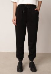 Czarne Spodnie Dresowe Joggery z Wysokim Stanem i Ściągaczami przy Kostkach Janlea. Czarne spodnie dresowe damskie Born2be, bez wzorów, z dresówki, casualowe, z podwyższonym stanem, długie. Za 89.99 zł.